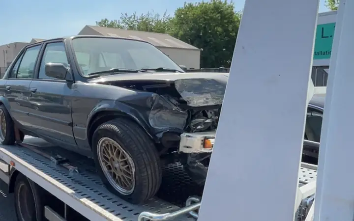 Berline accidentée chargée sur le plateau de la dépanneuse B2A