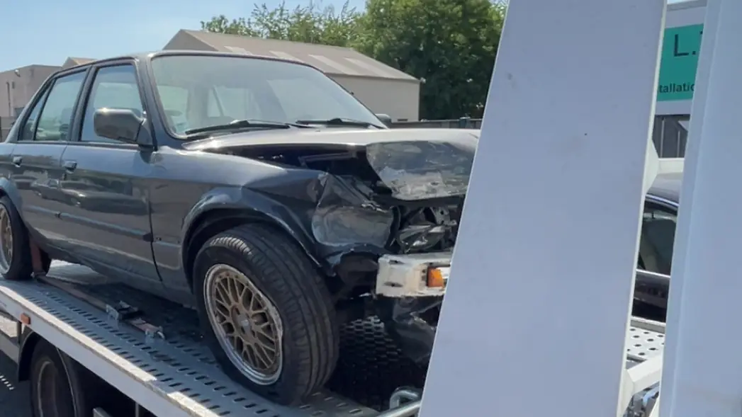 Berline accidentée chargée sur le plateau de la dépanneuse B2A