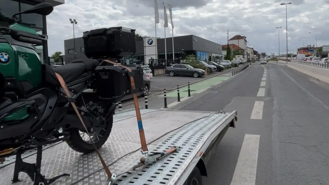 Moto trail sanglée sur le plateau de la dépanneuse