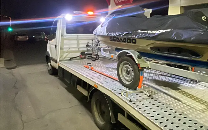 Jet-ski sur sa remorque, chargé de nuit sur la dépanneuse B2A