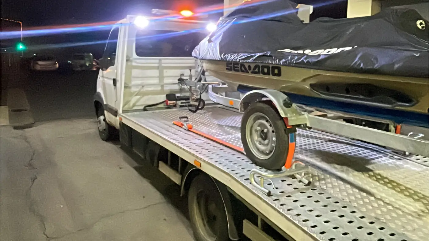 Jet-ski sur sa remorque, chargé de nuit