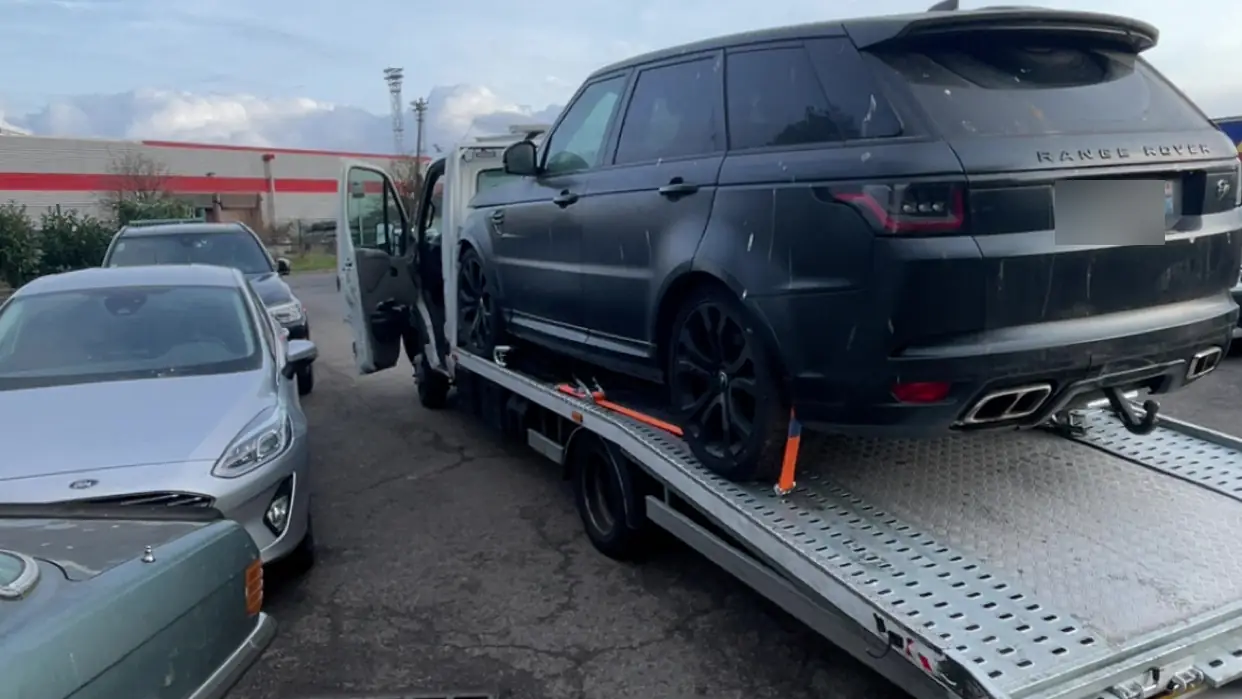 SUV sanglé sur le plateau de la dépanneuse B2A