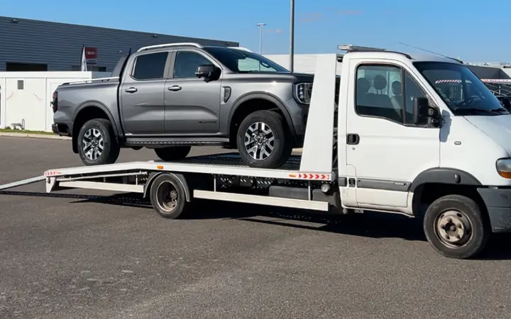 Pick-up chargé sur le plateau de la dépanneuse B2A