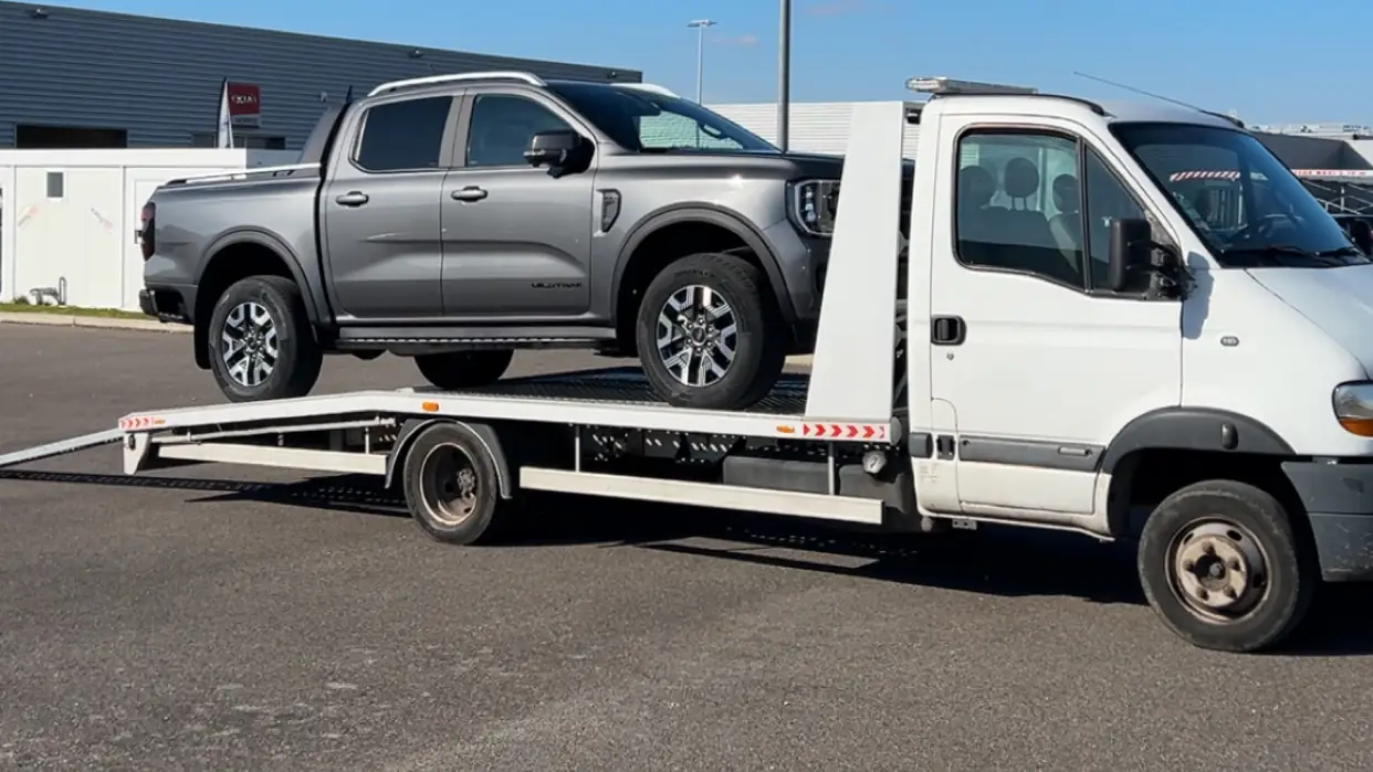 Pick-up chargé sur le plateau de la dépanneuse