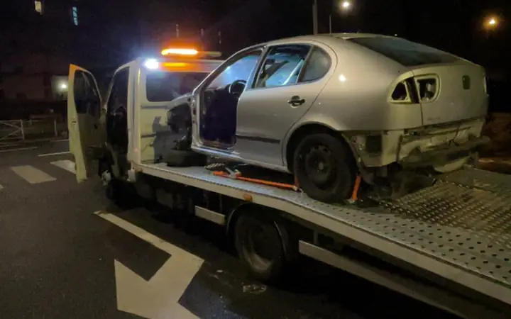 Voiture accidentée chargée de nuit, gyrophare allumé