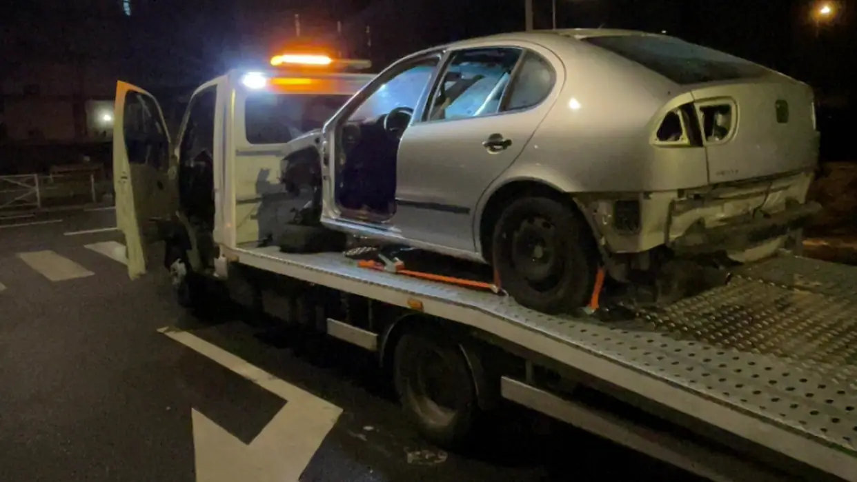 Voiture accidentée chargée de nuit, gyrophare allumé