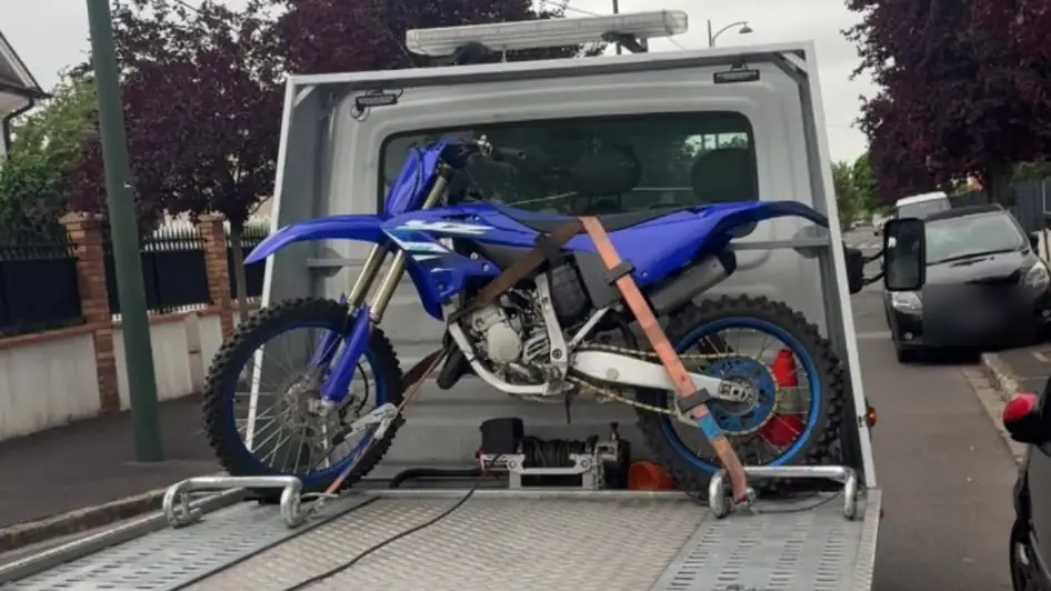 Moto cross sanglée sur le plateau de la dépanneuse B2A